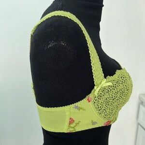 Bra size 32D USA or 85D French.beautiful light green color